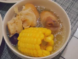猪蹄黄豆玉米汤,猪蹄肉软糯，汤清甜，夏天也适合喝呢