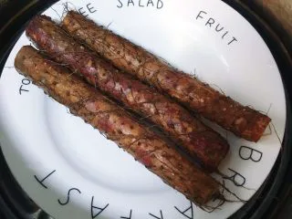 蓝莓果酱/蓝莓山药,食材处理：山药洗净上锅蒸熟 大约蒸30分钟（山药也可以先去皮再蒸 剥山药皮会让手有点痒 要注意保护好自己最好带个手套啊哈）