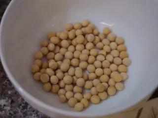 猪蹄黄豆玉米汤,准备少许黄豆