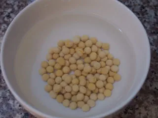 猪蹄黄豆玉米汤,黄豆泡水10分钟