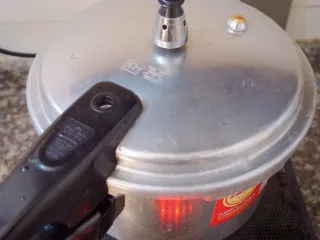 猪蹄黄豆玉米汤,高压锅大火焖煮20分钟