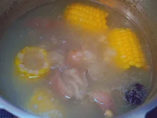 猪蹄黄豆玉米汤,加入少量食盐搅拌均匀