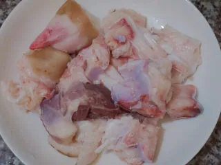 猪蹄黄豆玉米汤,洗干净沥干备用