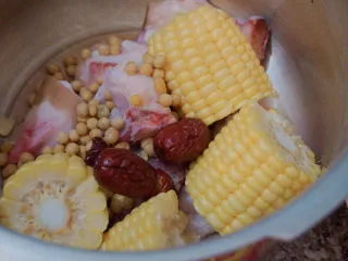 猪蹄黄豆玉米汤,洗干净后也放入锅中