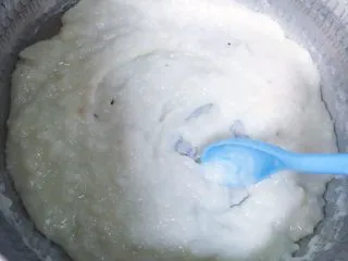 蓝莓果酱/蓝莓山药,将研磨好的山药泥倒入锅中炒干