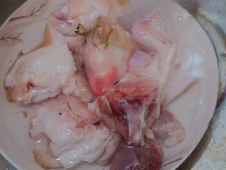 猪蹄黄豆玉米汤,用水冲洗干净