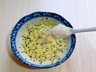 简单快手小零食～黑芝麻椰香吐司条,加入白砂糖。(糖的量可以根据个人喜欢增加)