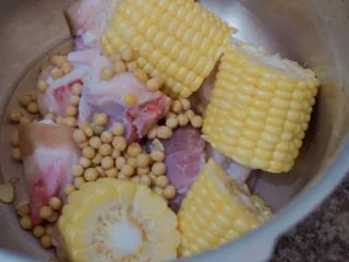 猪蹄黄豆玉米汤,加入黄豆