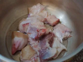 猪蹄黄豆玉米汤,高压锅内倒入猪蹄