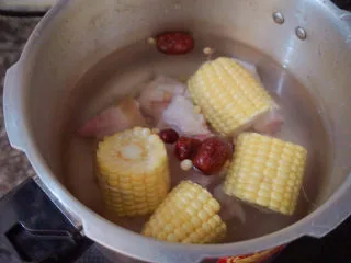 猪蹄黄豆玉米汤,加入适量清水