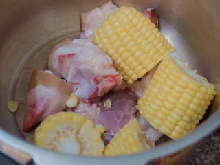 猪蹄黄豆玉米汤,加入玉米