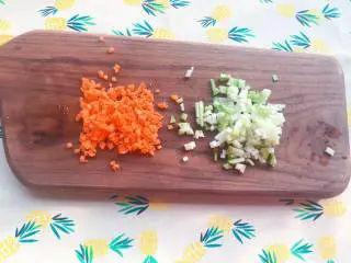 【宝宝辅食】12M+,虾松杂蔬炒饭,西葫芦切小丁、胡萝卜切小丁;