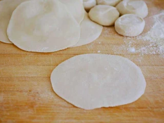 饺子皮可以做烤鸭饼,按扁，擀成饺子皮大小。