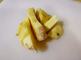 疲倦多汗失眠 来一碗黄芪熟地黄番鸭汤,生姜切片