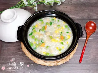 冬日暖心菜 扇贝田园砂锅粥,一碗鲜香滑嫩的海鲜砂锅粥就熬好了。