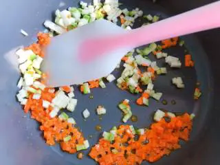 【宝宝辅食】12M+,虾松杂蔬炒饭,倒入西葫芦丁炒熟;