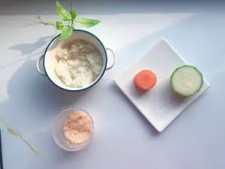 【宝宝辅食】12M+,虾松杂蔬炒饭,准备食材:熟米饭(要放凉后的米饭)、胡萝卜、西葫芦、自制虾松;