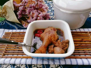 疲倦多汗失眠 来一碗黄芪熟地黄番鸭汤,鸭肉香而软烂，鸭汤既能滋阴又能补气，不寒不热又不燥，各种体质都能食用。