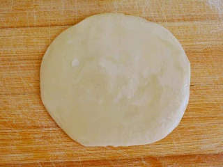 饺子皮可以做烤鸭饼,饺子皮用刷子涂上一成油。 （如果是买现成的饺子皮，忽略前三部，从这里开始即可！ 