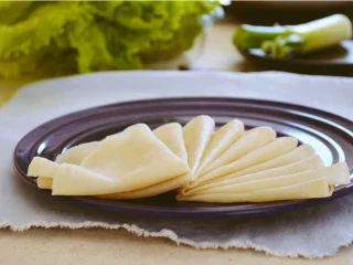 饺子皮可以做烤鸭饼,后续会更新这个饼坯各种的卷的搭配内料和大家交流分享！ 大家如果期待可以关注: 