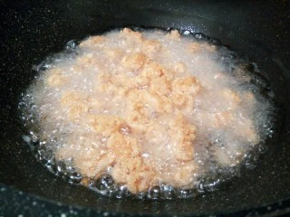 #咸味#盐酥鸡米花,锅里放油,等到油热(可以先夹一粒鸡胸肉试一下,放下去冒大泡泡,这油温就合适)放入鸡胸肉大火油炸