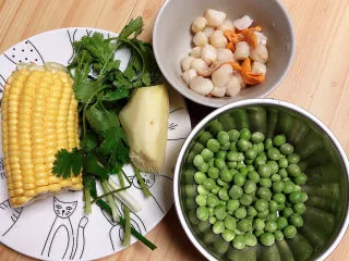 冬日暖心菜 扇贝田园砂锅粥,准备其他食材。扇贝肉、豌豆、玉米、葱姜、香菜。
