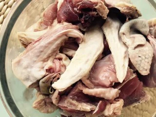 疲倦多汗失眠 来一碗黄芪熟地黄番鸭汤,番鸭洗净沥干