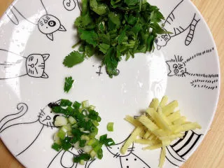 冬日暖心菜 扇贝田园砂锅粥,切好葱姜香菜待用。