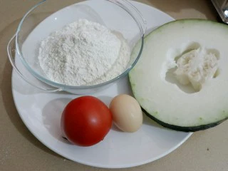 宝宝辅食 番茄冬瓜肉丸汤面,食材如图，原本计划做素汤面的，但是邻居小孩一起吃，还是拿了肉末出来做了肉丸汤面，所以这里没有肉末上镜。