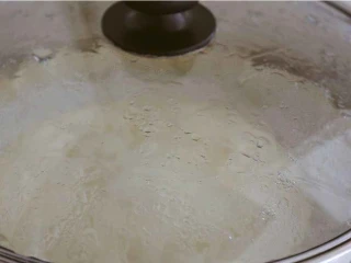 饺子皮可以做烤鸭饼, 蒸好的饼会大面积的都鼓起来，关火，静置两分钟即可开锅。 开盖的时候注意蒸汽水不要直接滴到饼坯上。否者第一张会变软。 