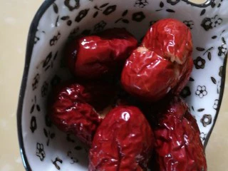 疲倦多汗失眠 来一碗黄芪熟地黄番鸭汤,红枣洗净掰开