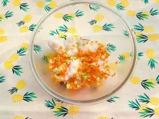 【宝宝辅食】12M+,虾松杂蔬炒饭,胡萝卜和西葫芦丁盛出放在大碗里,趁热把米饭加入菜中;