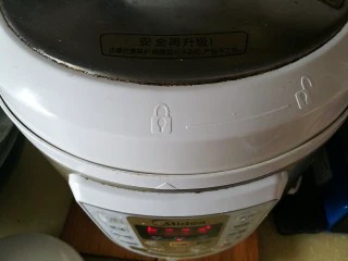 疲倦多汗失眠 来一碗黄芪熟地黄番鸭汤,入高压锅隔水炖半小时