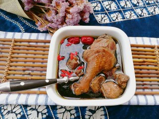 疲倦多汗失眠 来一碗黄芪熟地黄番鸭汤,夏季喝上一碗，疲惫多汗失眠问题，都解决啦。