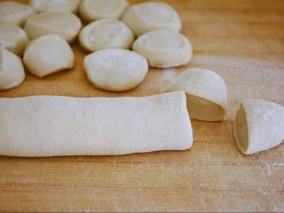 饺子皮可以做烤鸭饼,和做饺子一样，把面团搓成长条圆柱行， 然后用刀切或者用手揪成包饺子的面团大小。 