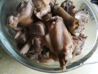 疲倦多汗失眠 来一碗黄芪熟地黄番鸭汤,焯水