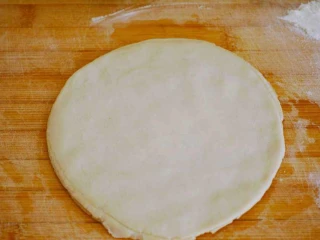 饺子皮可以做烤鸭饼,注意，这一步是重点~~ 落到一起的饺子皮用手从中间向外按，在翻面按一按， 要两面均匀用力，否者会一边大一边小，一边厚一边薄。 不要过于用力而