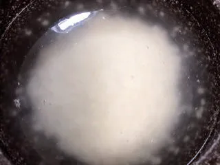 冬日暖心菜 扇贝田园砂锅粥,取砂锅，放入米，倒入水，盖盖儿，大火烧开。