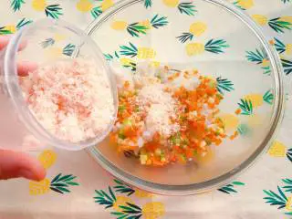 【宝宝辅食】12M+,虾松杂蔬炒饭,加入自制虾松; PS:也可以加入其它肉松,猪肉松、牛肉松、三文鱼松都是可以的;