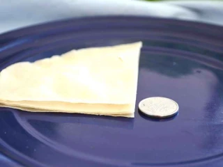 饺子皮可以做烤鸭饼,切开一张分4份，找了个一角钱的硬币比较了一下~