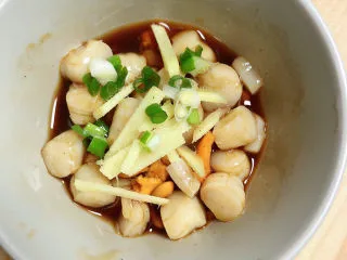 冬日暖心菜 扇贝田园砂锅粥,腌制鲜贝肉，放入调料蚝油、生抽、盐、料酒、葱姜、黑胡椒粉。