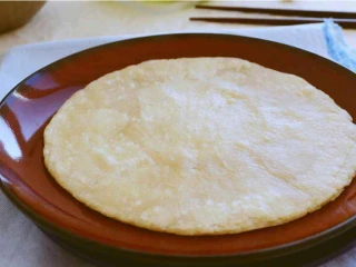 饺子皮可以做烤鸭饼,蒸好的饼坯是整个一坨的~ 用手很轻松的就能打开~ 