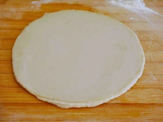 饺子皮可以做烤鸭饼,两面都均匀后用擀面杖在两面都擀一擀~我觉得擀成饺子皮的两倍大小，口感比较好。 当然还能擀的薄很多，但觉得太薄的没口感~而且如果是新手蒸熟后有