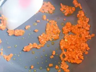 【宝宝辅食】12M+,虾松杂蔬炒饭,锅内倒入核桃油,油温热了以后倒入胡萝卜丁翻炒;