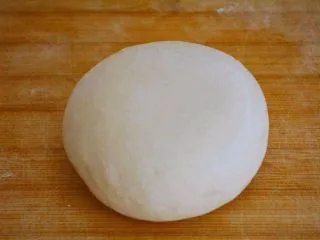 饺子皮可以做烤鸭饼,这是包饺子剩余的面团。 当然你也可以和面，和做饺子和面方式一至。 不会的可以留言，私下讨论。 