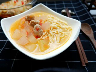 宝宝辅食 番茄冬瓜肉丸汤面,冬瓜软软的，很好消化，小孩子吃了也不容易便秘，所以我们家宝儿一个星期总要吃一两回的。