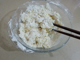 宝宝辅食 番茄冬瓜肉丸汤面,加适量水，搅匀，揉团，最好比饺子面硬一点的面团。然后就可能动手擀面了。