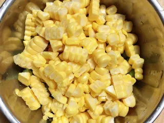 冬日暖心菜 扇贝田园砂锅粥,玉米粒从玉米上切下待用。