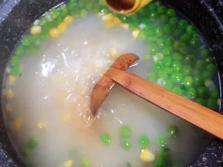 冬日暖心菜 扇贝田园砂锅粥,再加入盐、美极鲜酱油或者雨露均可。