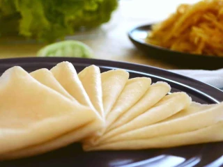 饺子皮可以做烤鸭饼,先生喜欢卷土豆丝，我喜欢放酱卷生菜、